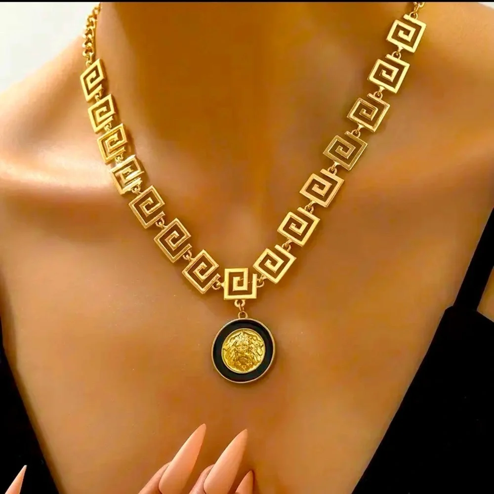 NECKLACE: Gold Tone Elegant Lion Head Pendant. Zinc Alloy. NIP